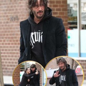 Keanu Reeves was seen walking the streets of New York with his hair disheveled and his hoodie sloppy.